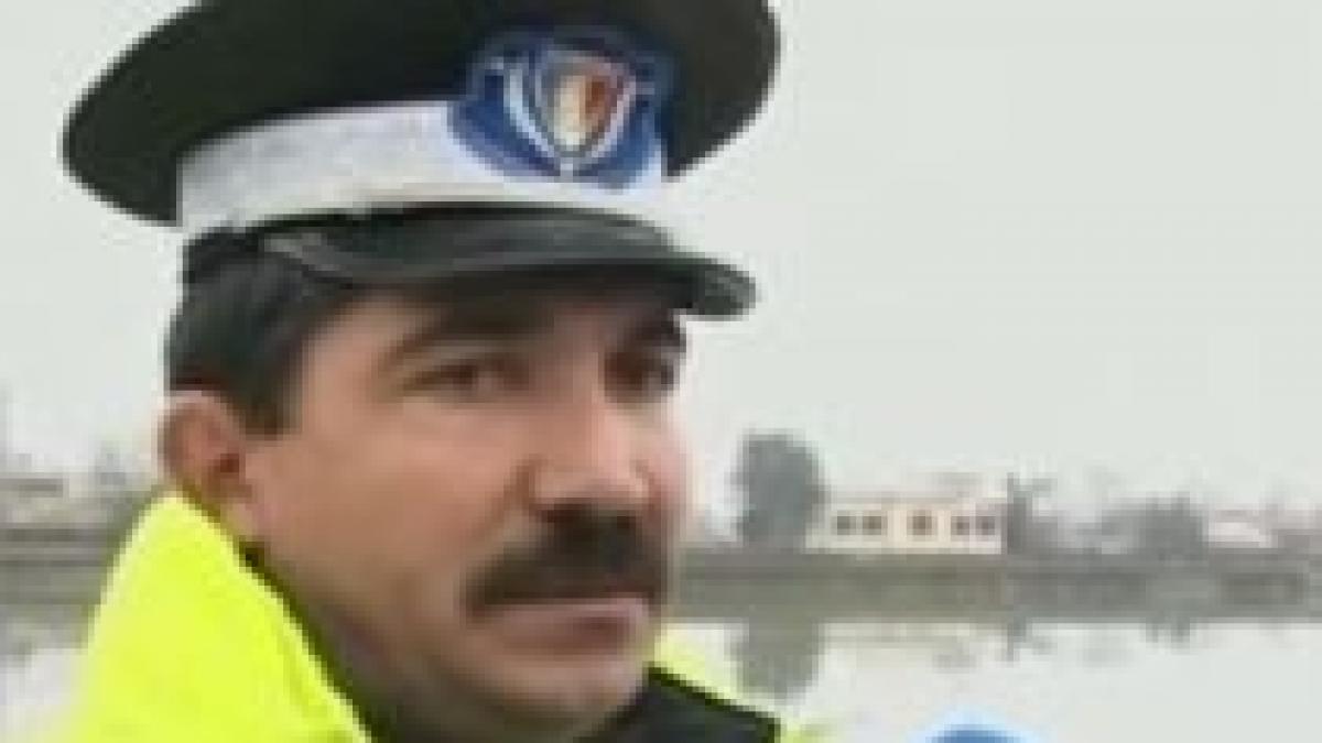 Poliţistul salvator: S-a aruncat în apele Jiului pentru a scoate o femeie de 60 de ani (VIDEO)