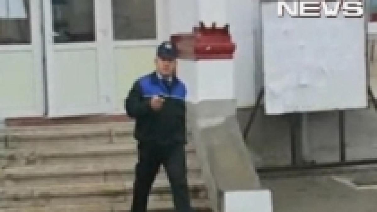 Un elev beat şi-a agresat colegii şi profesorii, apoi a ajuns în comă alcoolică la spital (VIDEO)