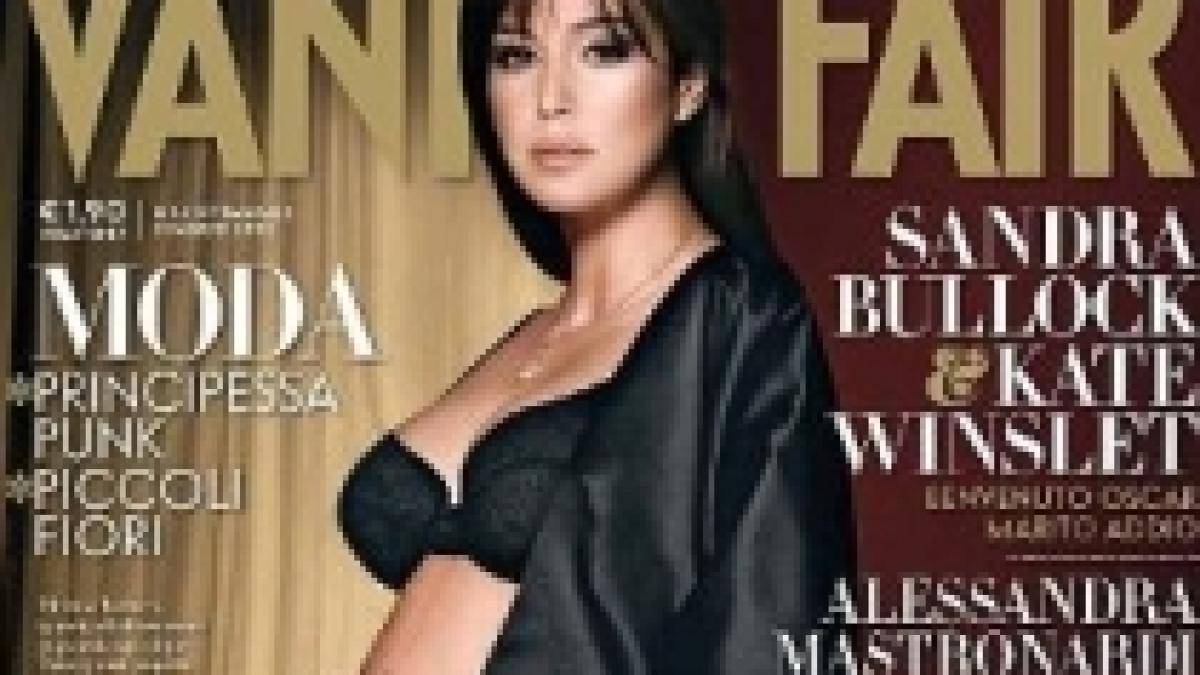 Monica Bellucci, însărcinată în luna a şasea, în ipostaze provocatoare pe coperta Vanity Fair (FOTO)