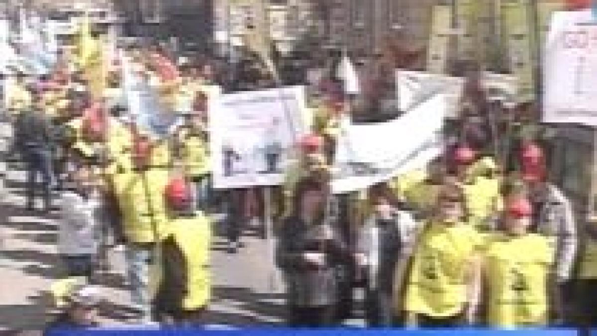 Profesorii îşi continuă acţiunile de protest: 2.000 de dascăli au mărşăluit prin Capitală (VIDEO)