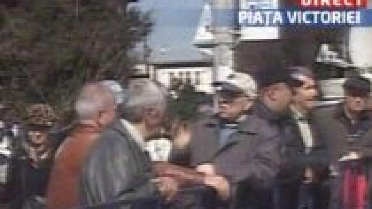 Peste 200 de pensionari pichetează sediul Guvernului, nemulţumiţi de punctul de pensie şi coplata în sănătate (VIDEO)
