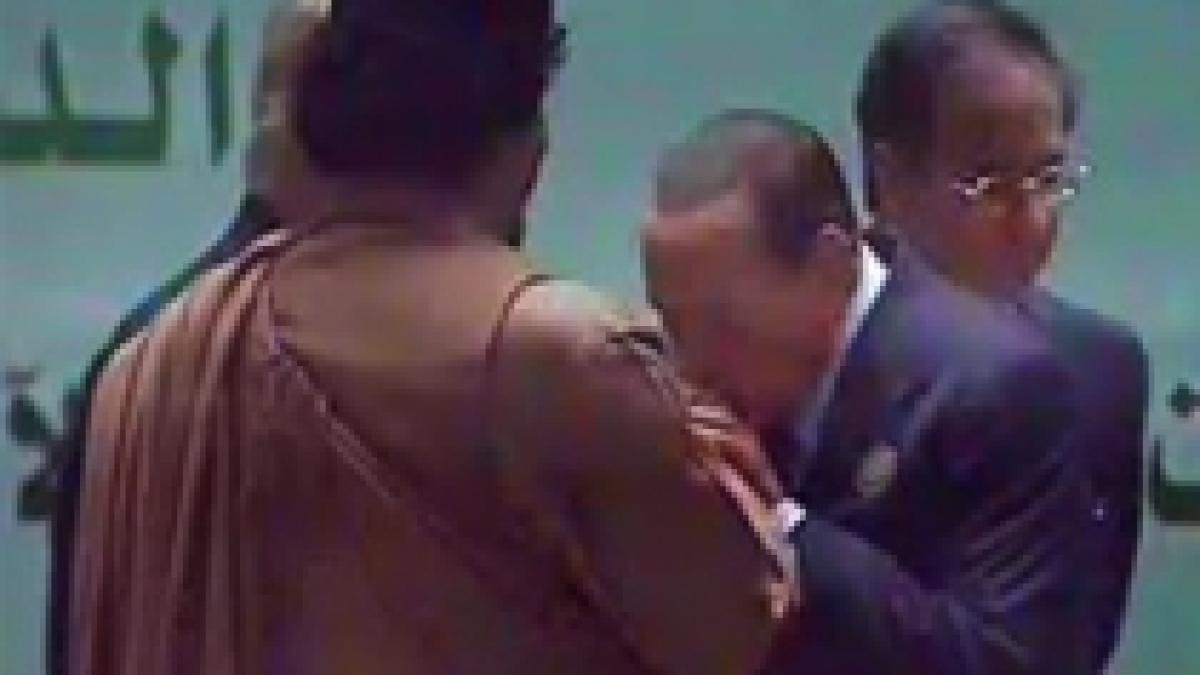 Nouă gafă marca Silvio Berlusconi:  i-a sărutat mâna lui Muammar al-Gaddafi (VIDEO)