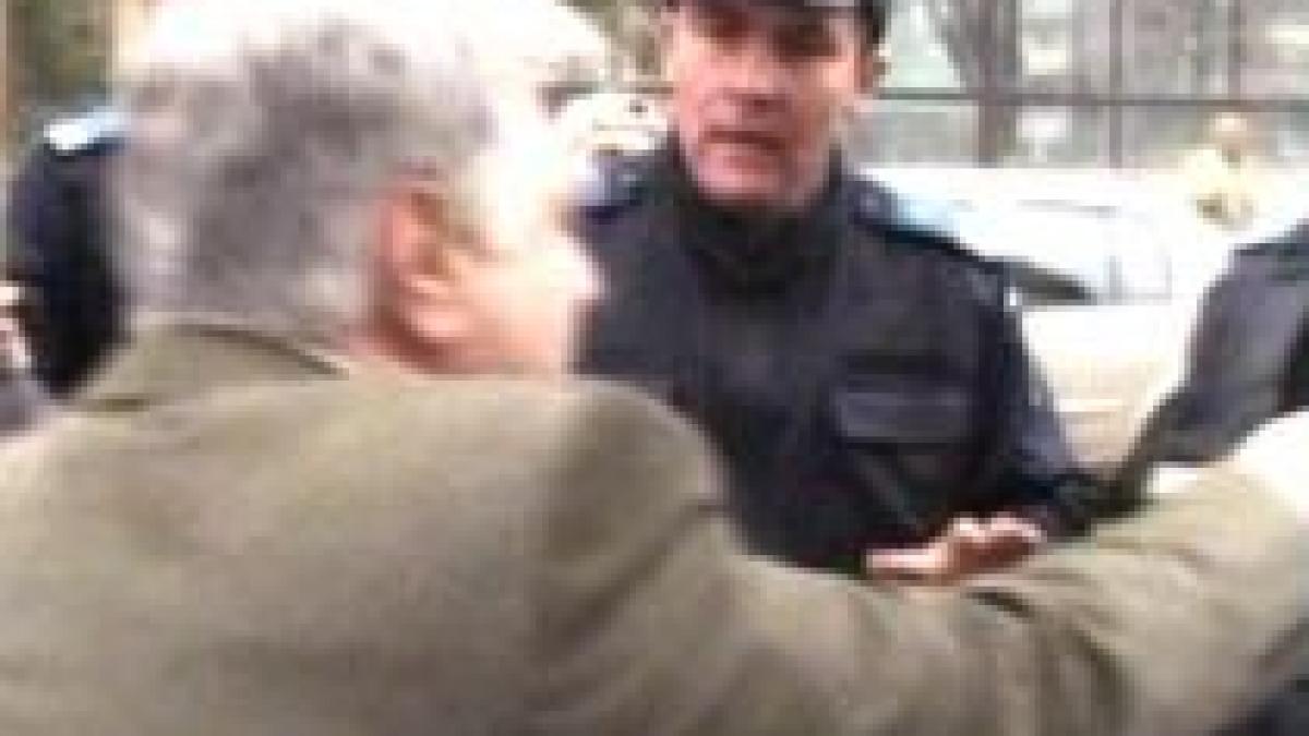 Scandal la protestul dascălilor din Buzău: Un jandarm l-a apucat de haină pe liderul FSLI (VIDEO)
