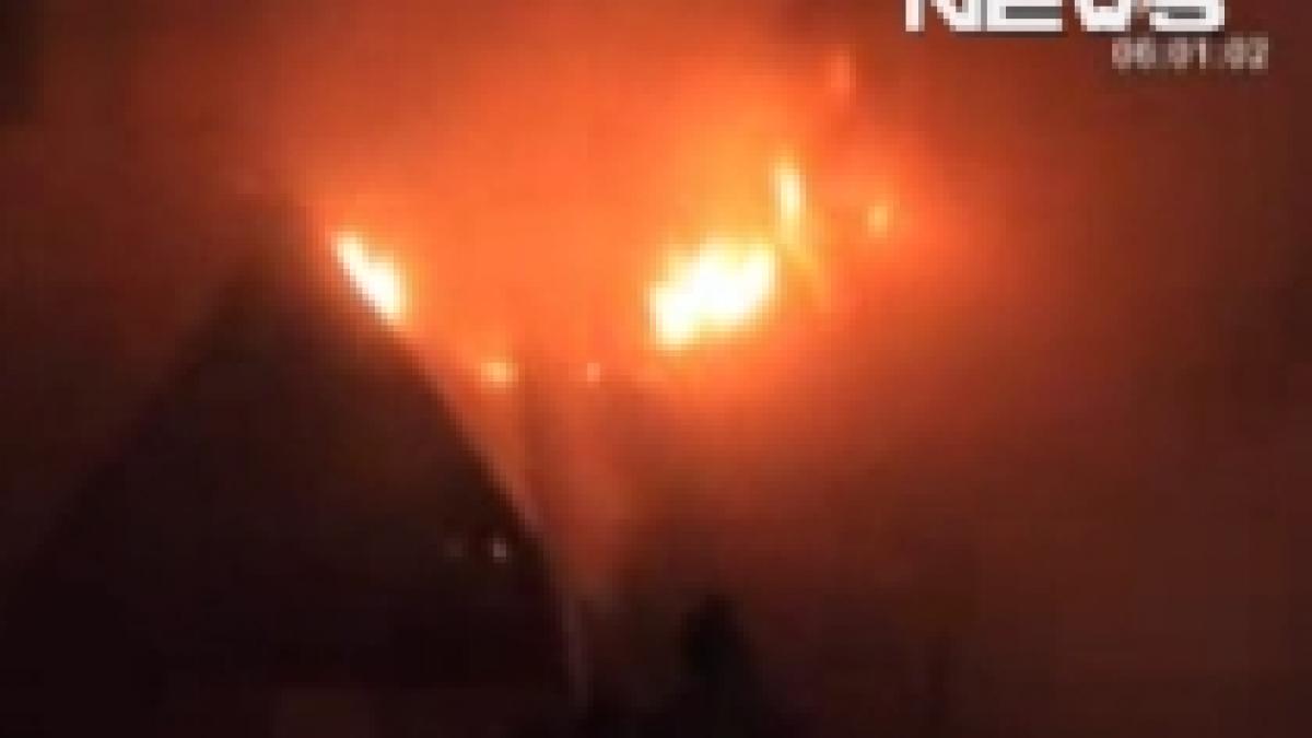 O cabană din munţii Parâng a fost complet distrusă, în urma unui incendiu (VIDEO)