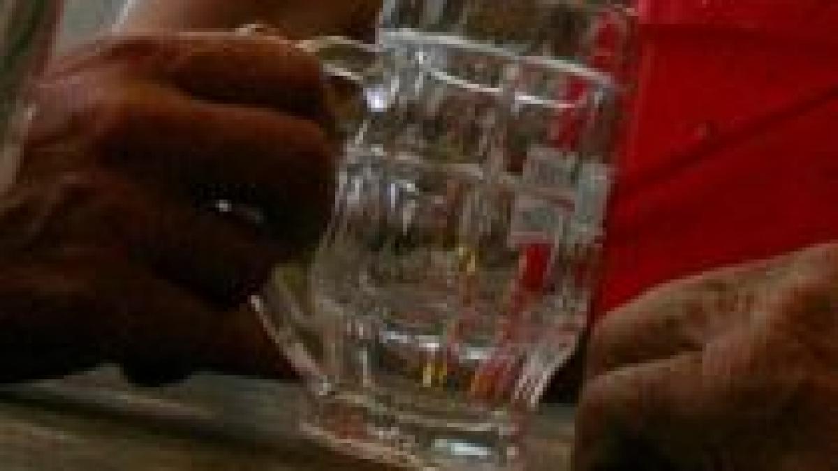 Ieşean internat în comă alcoolică după ce a pariat că bea zece litri de ţuică, vin şi bere (VIDEO)