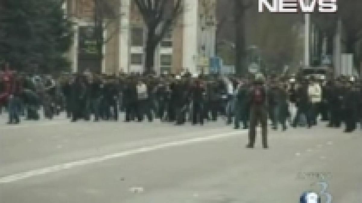 Revoltă în Kirghistan: Ministrul de Interne a fost ucis, iar premierul este ţinut ostatic (VIDEO)