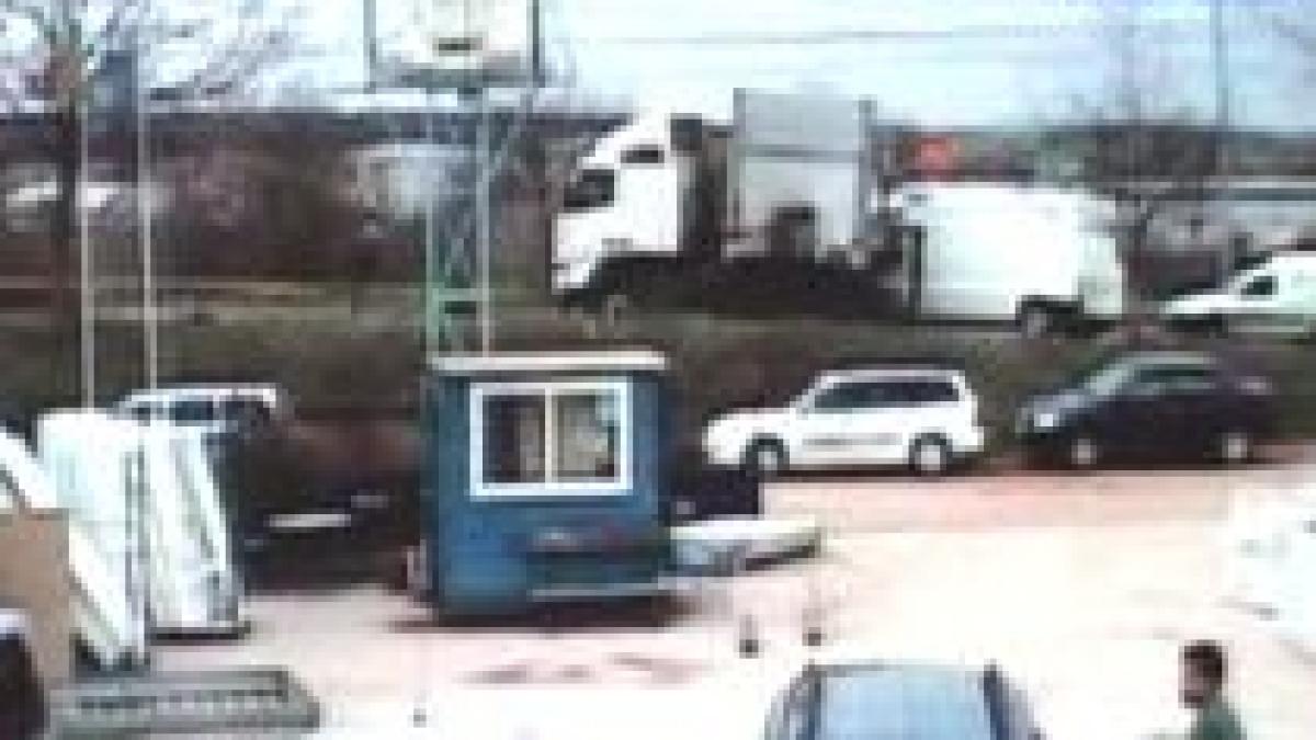 Zalău. Un tir scăpat de sub control avariază maşinile din spatele lui (VIDEO)