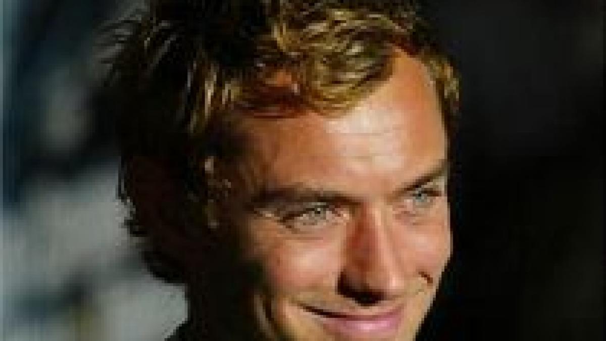 Jude Law va primi 10.000 de euro de la o revistă britanică pentru publicarea de fotografii cu el şi copiii săi minori