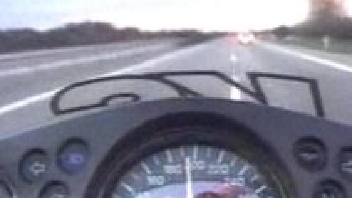 Viteză record. Un motociclist a fost prins de poliţisti mergând cu 189 km/oră (VIDEO)