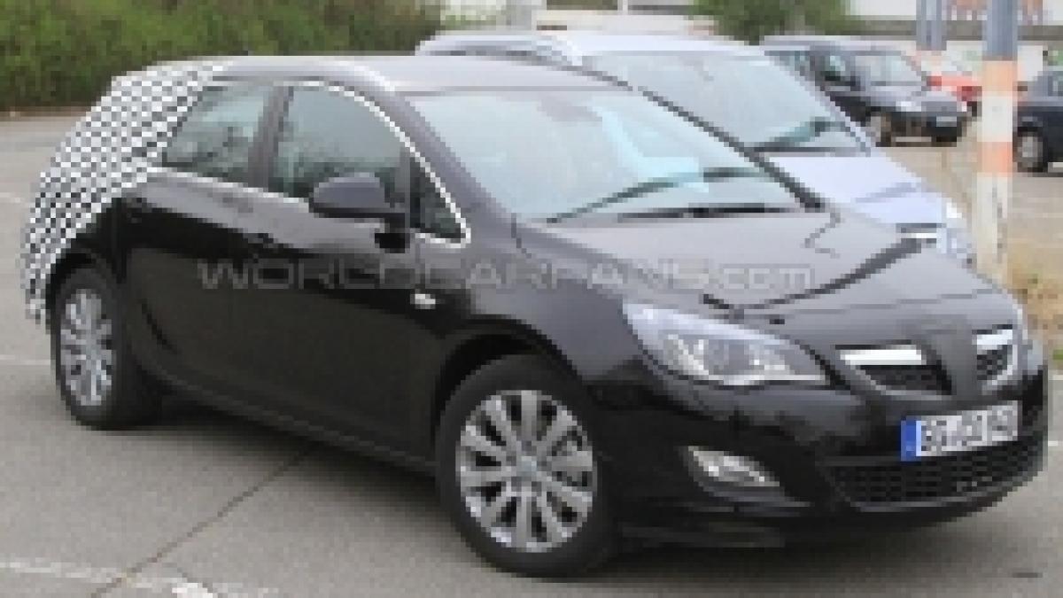 Opel Astra Sports Tourer 2011, surprins în imagini spion (FOTO)