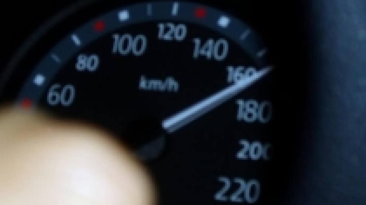 Şofer dâmboviţean de 75 de ani, surprins de radar în timp ce circula cu 172 km/h în localitate 