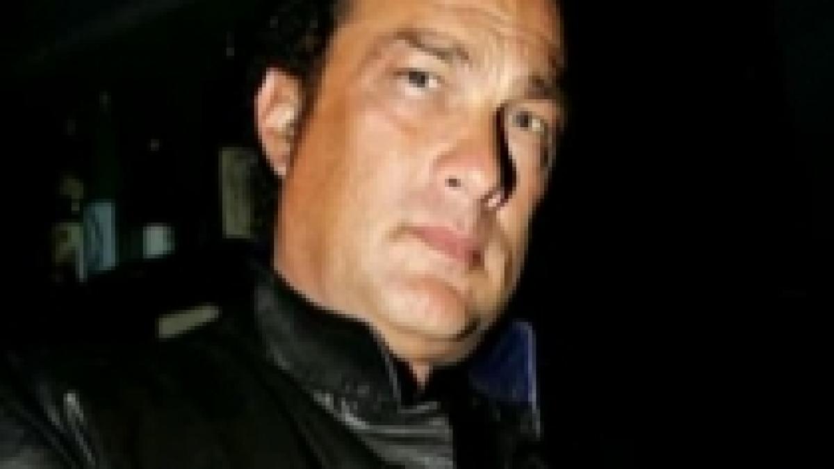 Steven Seagal, acuzat de hărţuire sexuală şi trafic de carne vie de o fostă angajată