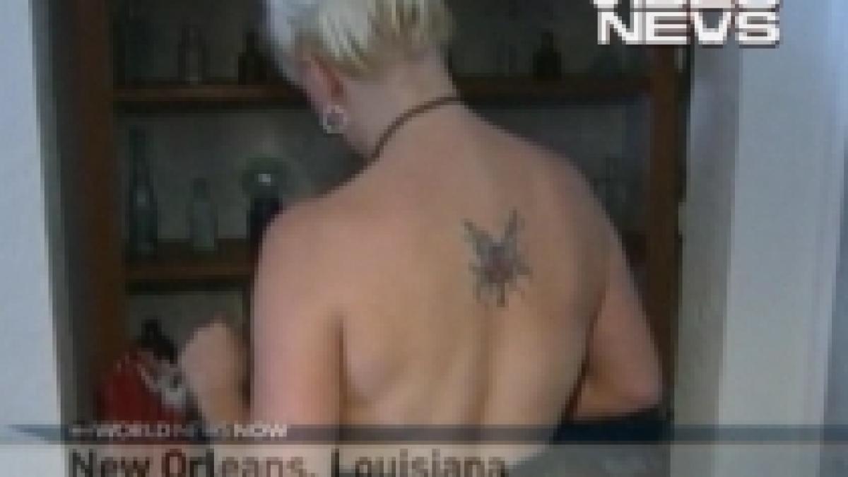 Menajera topless, soluţia de criză a unei companii americane - VIDEO