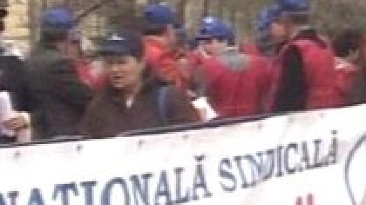 Funcţionarii publici protestează în faţa Guvernului, nemulţumiţi de diminuarea veniturilor (VIDEO)