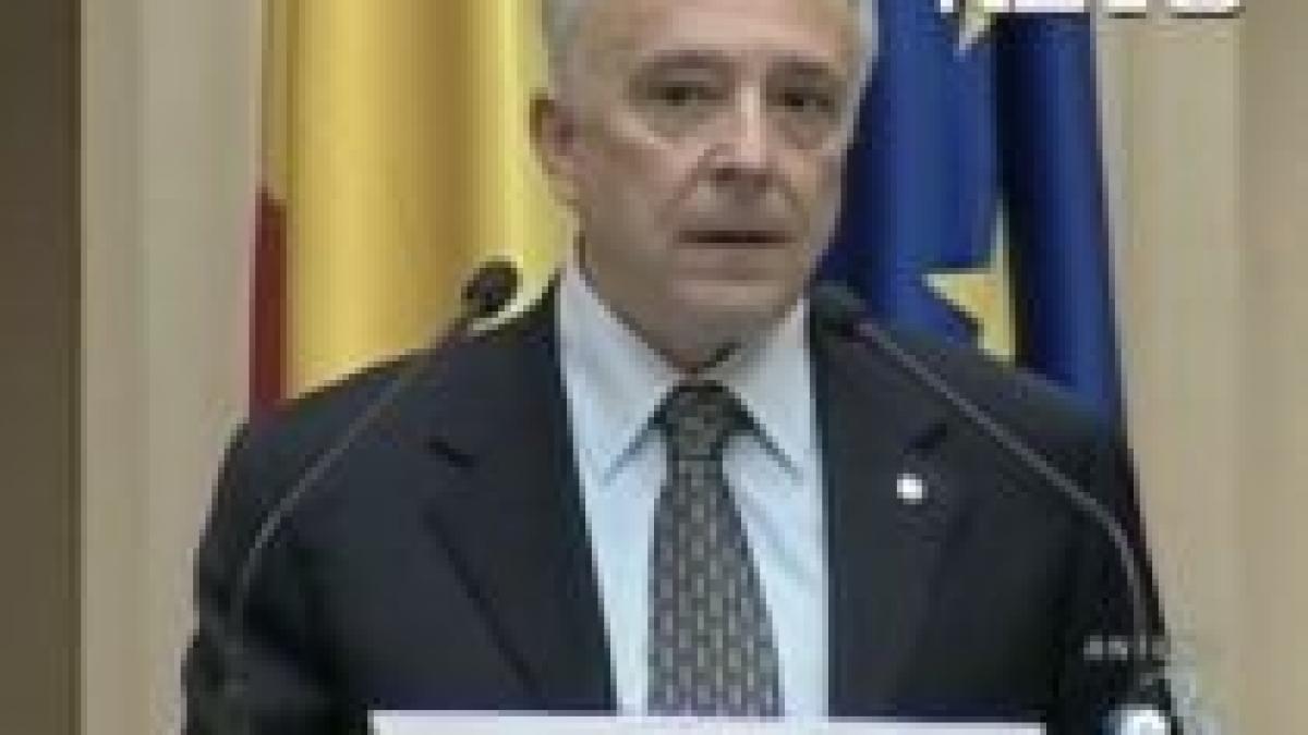 Isărescu, hărţuit la restaurant: Îmi rămâne mâncarea în gură când sunt întrebat cât va fi cursul (VIDEO)