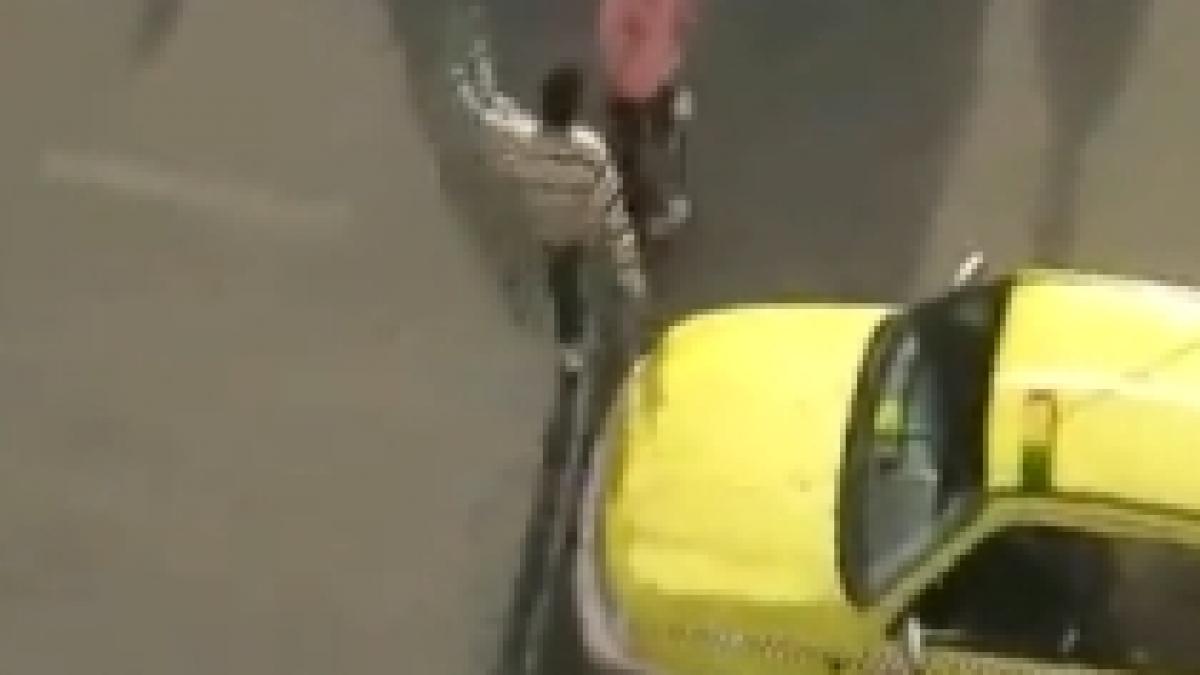 Lovită cu picioarele de un taximetrist (VIDEO)