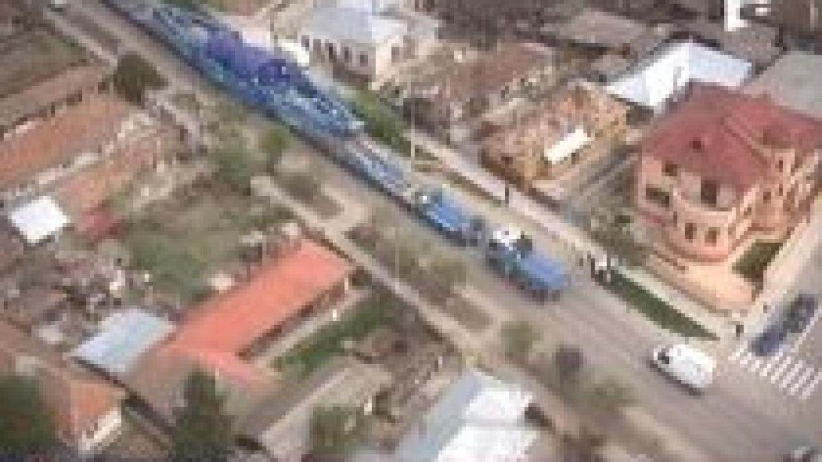 Un convoi de şase metri lăţime şi 650 de tone circulă până vineri pe drumurile din România (VIDEO)