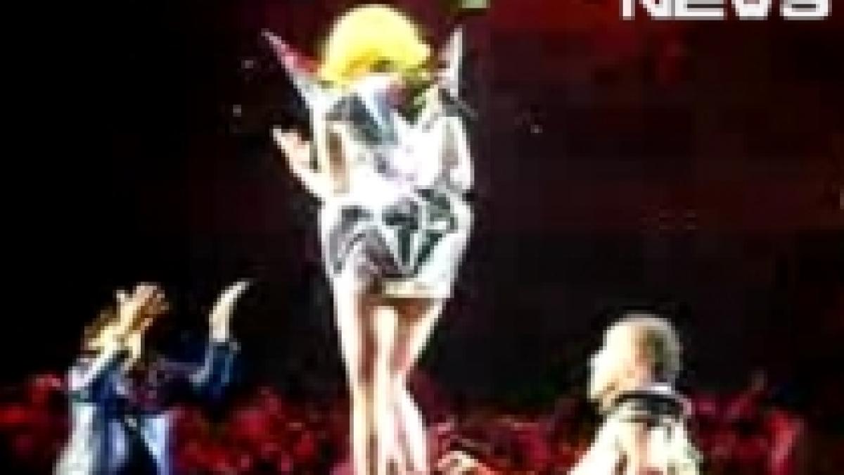 Lady Gaga, speriată de un fan care s-a urcat pe scenă şi s-a aşezat în genunchi în faţa ei (VIDEO)