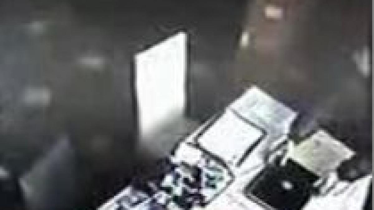 Un bărbat fură un laptop dintr-un restaurant la care venise să se angajeze (VIDEO)