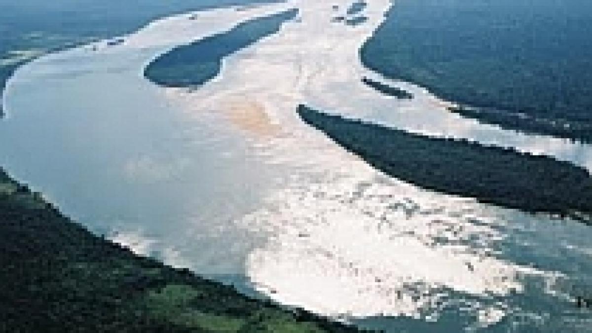 Brazilia va construi a treia hidrocentrală din lume în pădurea Amazonului. Indienii ameninţă cu vărsare de sânge