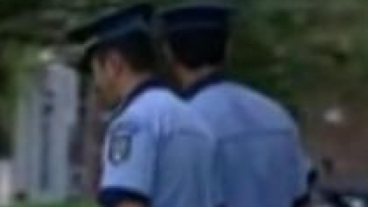 Doi poliţişti din Alba, bătuţi cu bâtele de doi tineri (VIDEO)