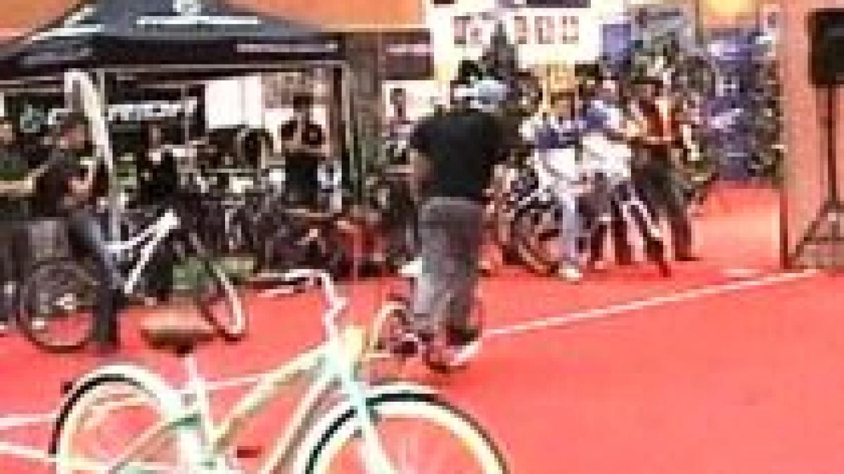 Biciclete scumpe şi acrobaţii la primul Bike Expo din România (VIDEO)