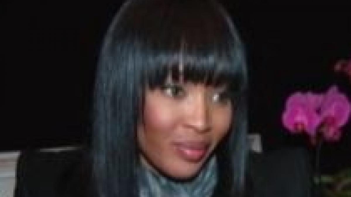 Naomi Campbell şi-a ieşit iarăşi din fire: A lovit o cameră în timpul unui interviu (VIDEO)