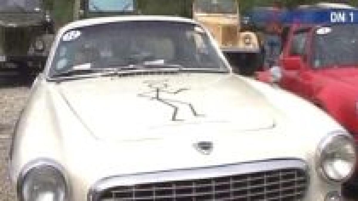 Parada maşinilor de epocă a reunit 45 de automobile rare (VIDEO)