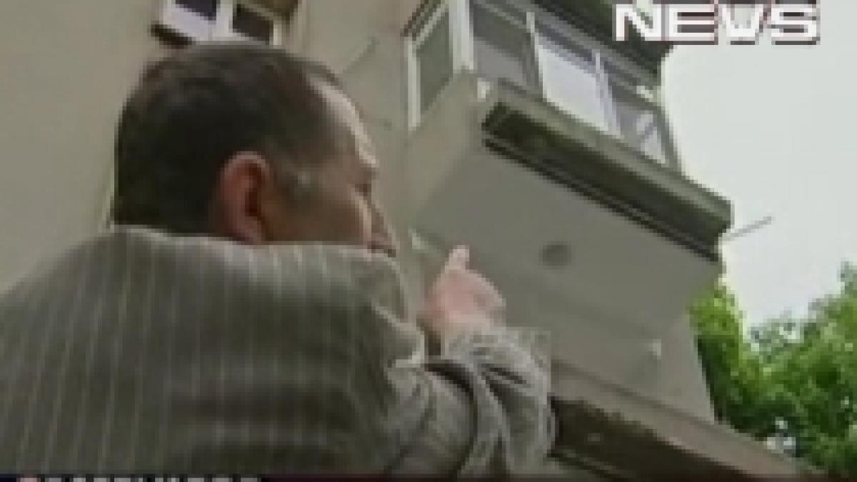 Romeo şi Julieta de Dorobanţi. A căzut de la etajul doi, încercând să ajungă la balconul iubitei (VIDEO)