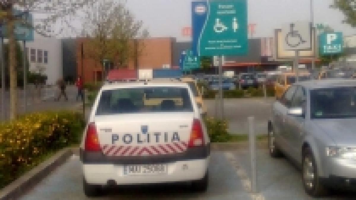 Poliţia, mai presus de lege: Au parcat pe locul persoanelor cu handicap - FOTO