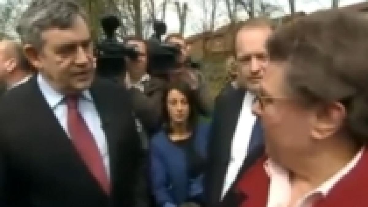 Premierul britanic a insultat o alegătoare, după ce şi-a uitat microfonul deschis: E limitată! (VIDEO)