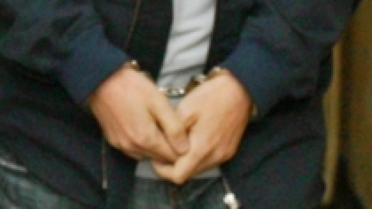 Un poliţist comunitar din Arad, acuzat că a bătut şi jefuit un tânăr