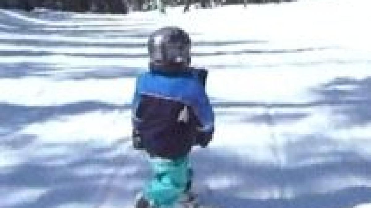 Un copil de origine română, în vârstă de patru ani, este noua senzaţie a snowboard-ului din America (VIDEO)