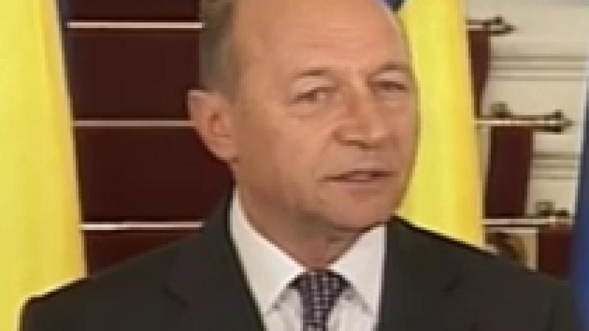 Băsescu: Salariile bugetarilor se reduc cu 25%. Pensiile şi ajutorul de şomaj, cu 15% 