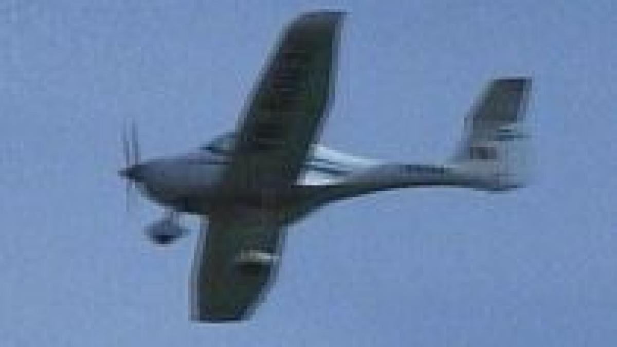 Un avion de mici dimensiuni rămas fără o roată a aterizat la Clinceni, după mai multe încercări - VIDEO
