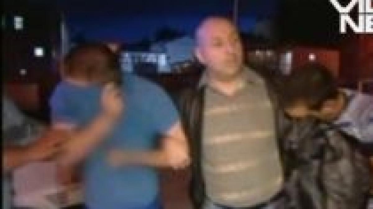 Hoţii i-au furat unei tinere într-o singură zi poşeta, maşina şi i-au spart casa (VIDEO)