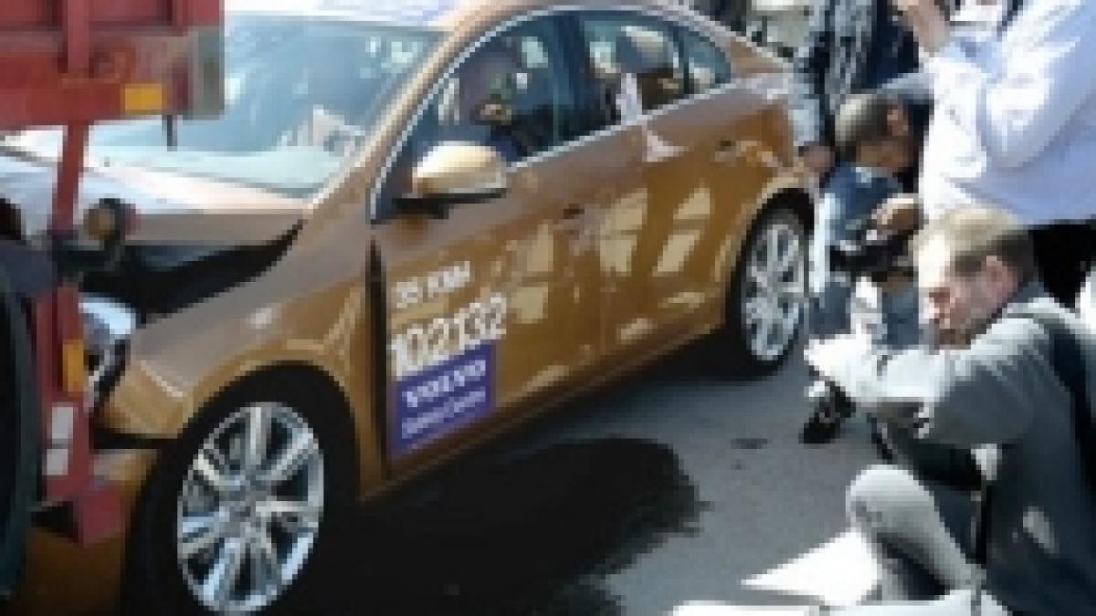 Un Volvo S60, cu sistem de oprire automată, intră direct într-un camion, în faţa jurnaliştilor - VIDEO