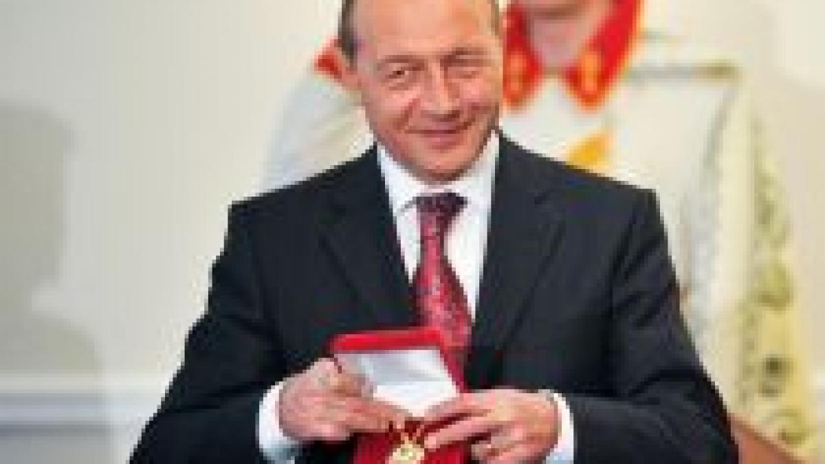 Băsescu avansa peste 30 de militari cu trei zile înainte de a reproşa aglomeraţia de generali (VIDEO)