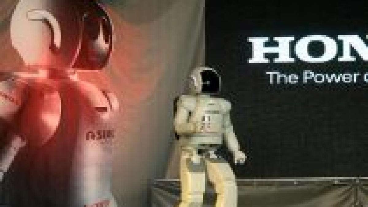 ASIMO, singurul roboţel umanoid care aleargă şi joacă fotbal, a sosit în România (VIDEO)