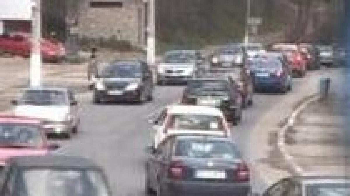 Trafic rutier întrerupt pe DN1A, după ce două autotrenuri s-au ciocnit