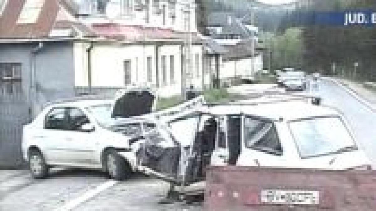 Accident grav pe DN1. Un mort şi trei răniţi după o coliziune frontală între două maşini (VIDEO)