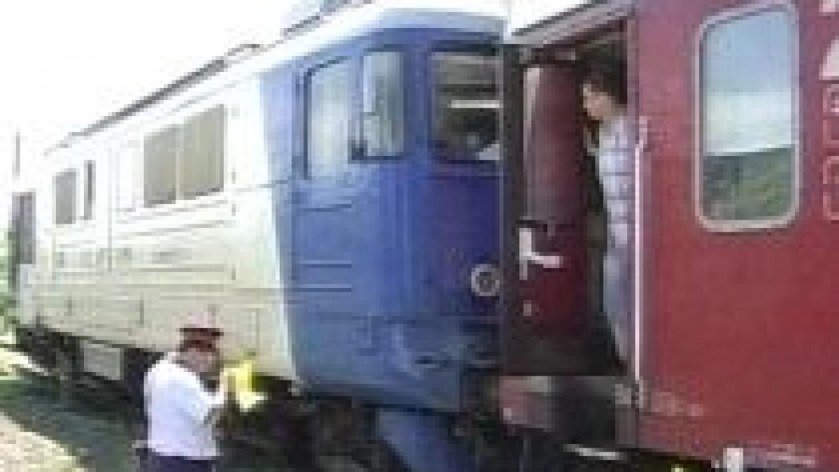 Un bărbat a fost plimbat prin spitale după ce a fost călcat de tren (VIDEO)