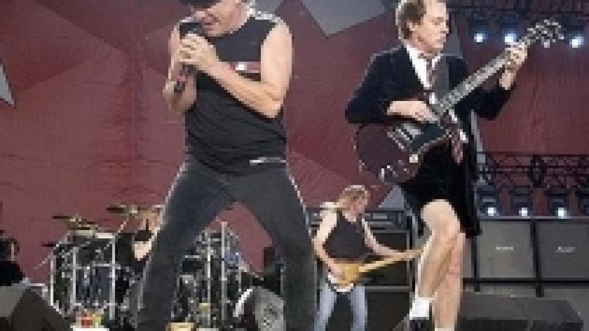 Un show care va intra în istorie: Imagini de la concertul AC/DC (VIDEO)