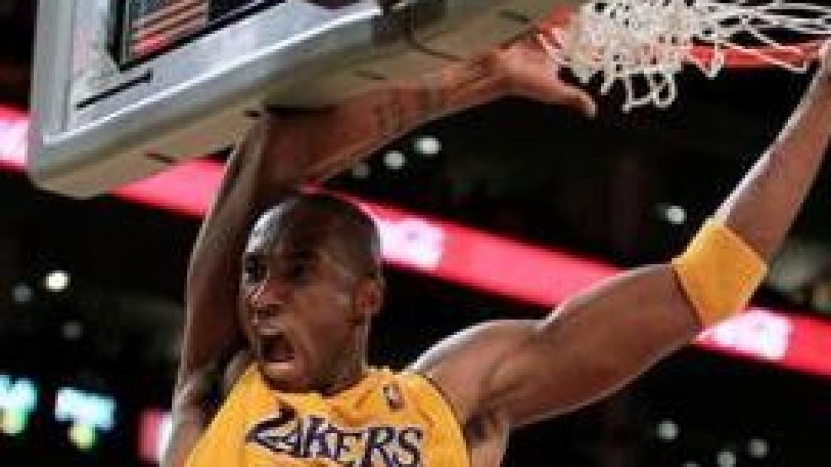 Lakers preia conducerea în finala "Vestului", după 128-107 cu Suns. Kobe, autor a 40 de puncte