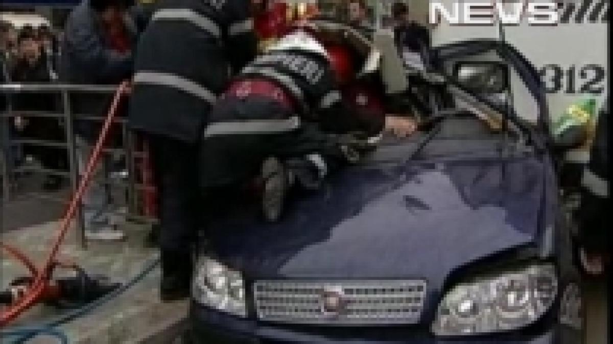 Maşină făcută zob de tramvai în Capitală - VIDEO