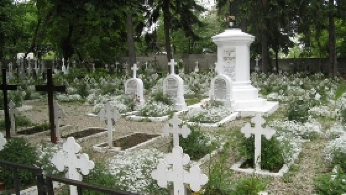 Rugă pe timp de criză: Cele nouă morminte sfinte din cimitirul Bellu Catolic