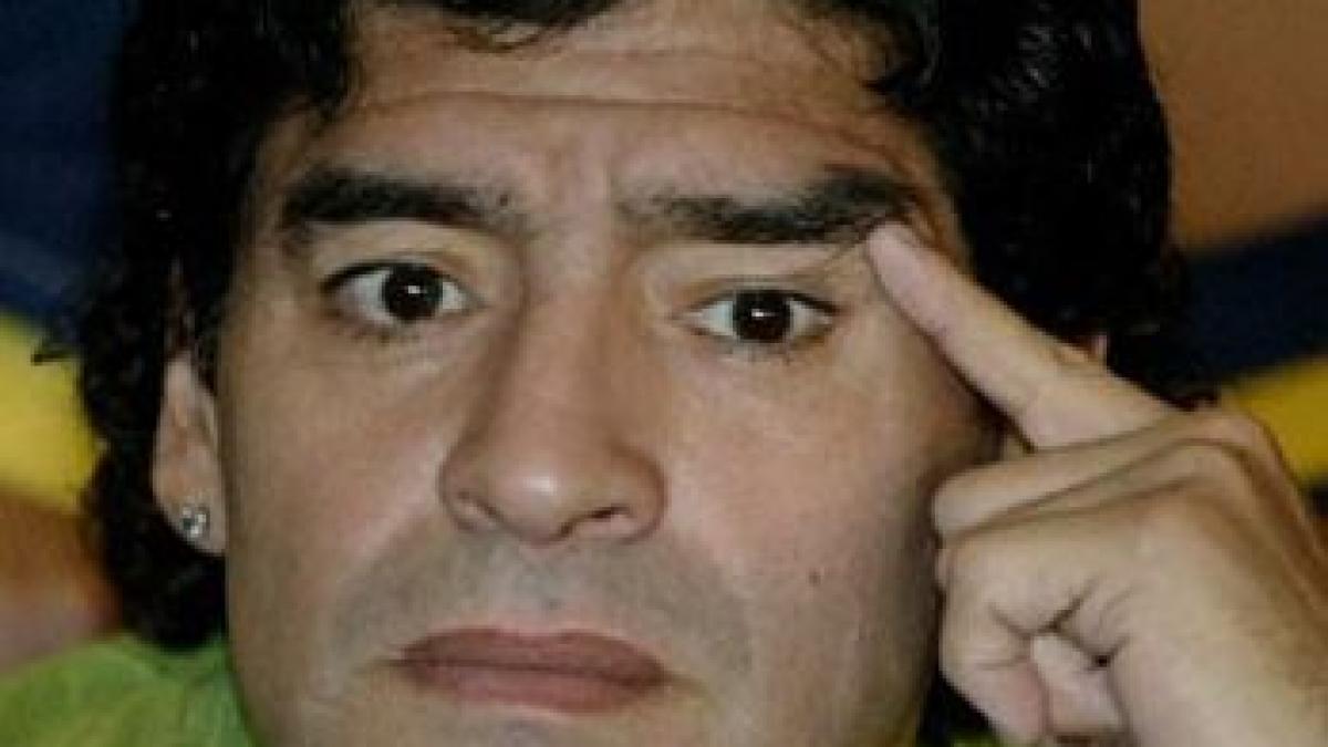 Maradona înjură un cameraman, după ce tot el l-a călcat cu maşina (VIDEO)