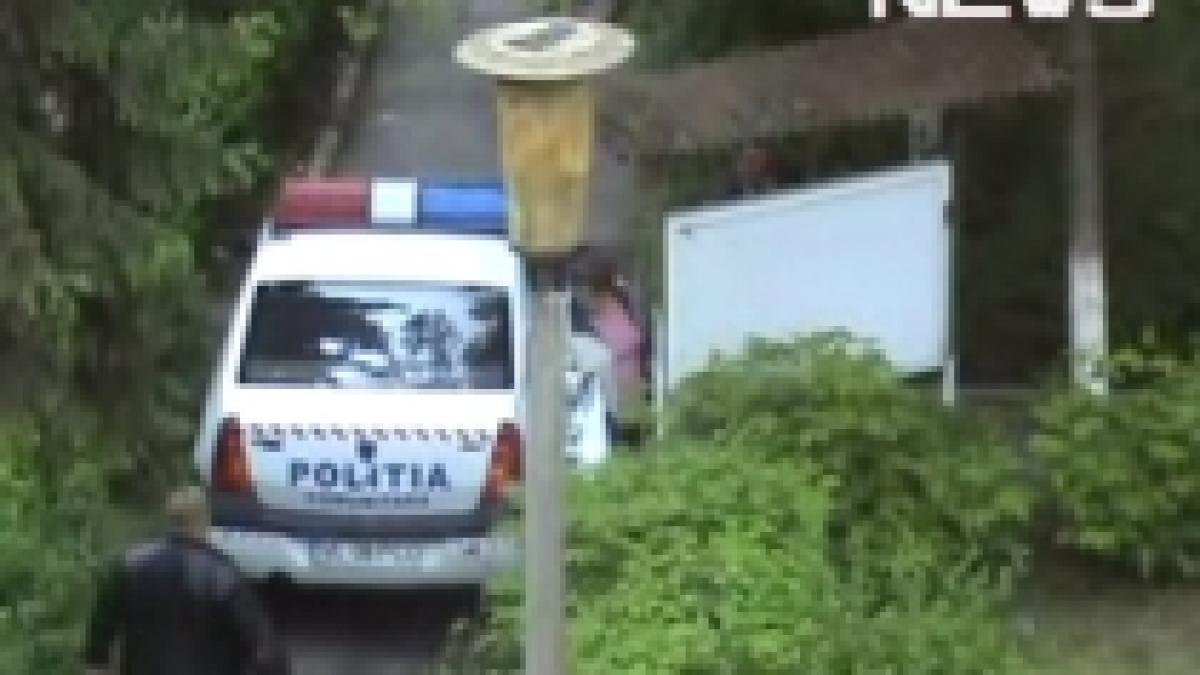 Parcare nesimţită. O maşină de poliţie reuşeşte să blocheze o alee din Râmnicu Vâlcea - VIDEO