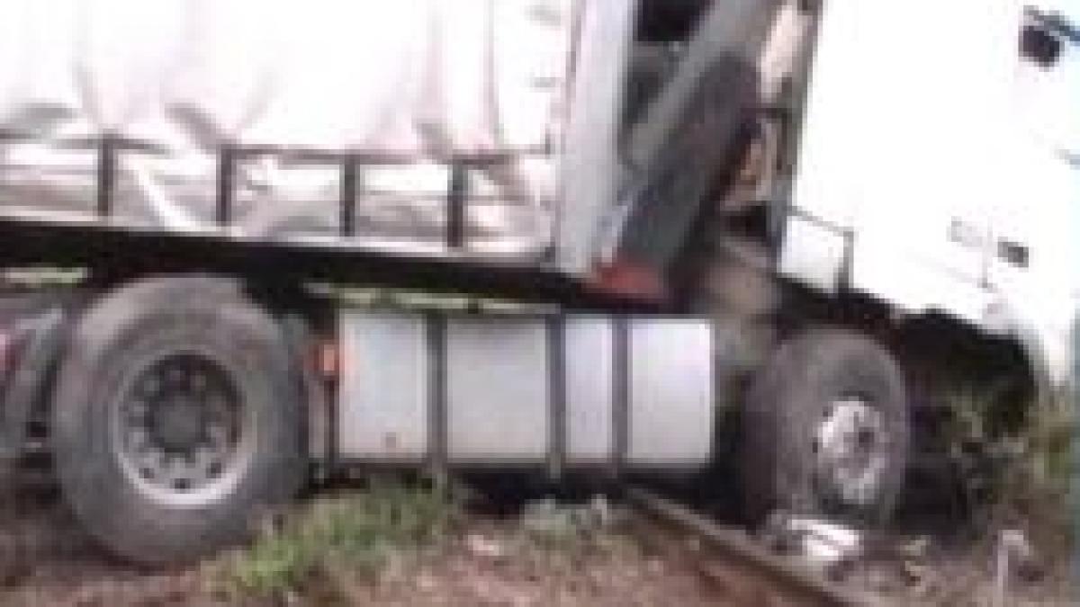 Traficul feroviar între Vâlcea şi Sibiu a fost reluat după ce un TIR a distrus 50 de metri de cale ferată (VIDEO)