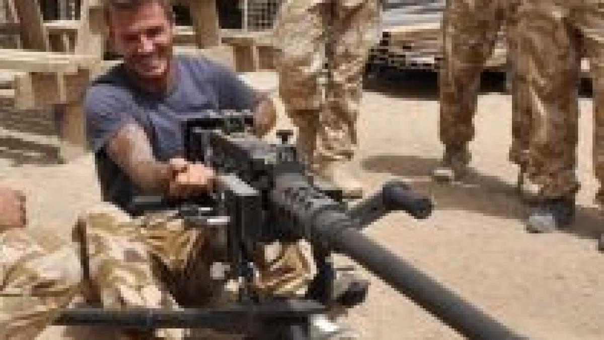 Beckham face o vizită trupelor britanice din Afganistan şi este atacat de un câine (VIDEO)